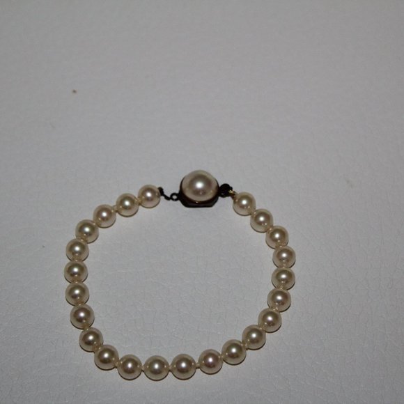 BEAUTIFUL CLASSY PEARL BRACELET